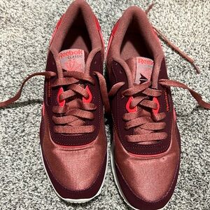 Gently used Reebok women’s casual sneakers red burgundy sz7.5
